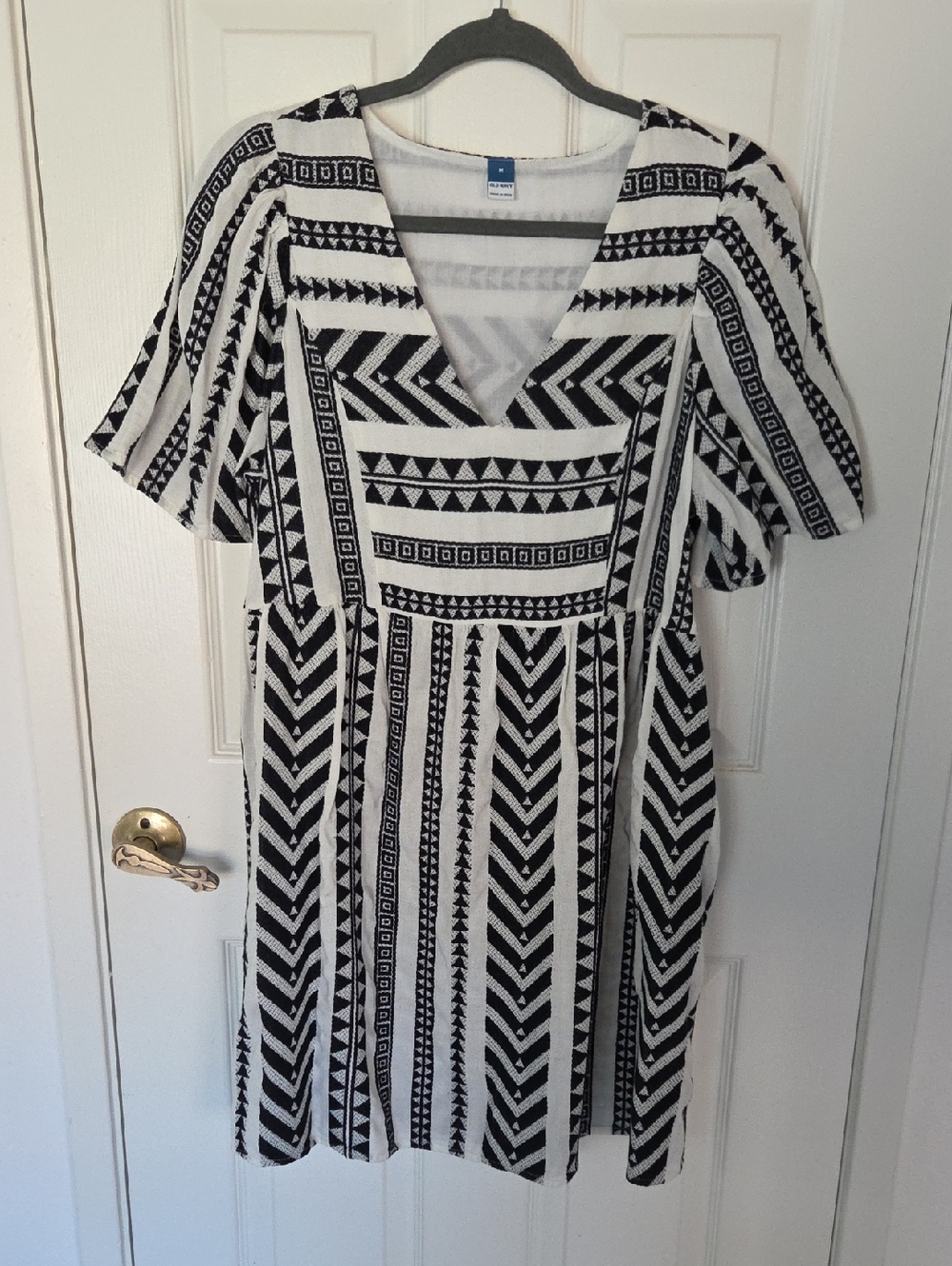 Old Navy Black & White Geometric V-Neck Midi Dress